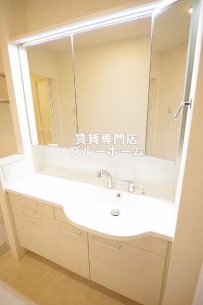 洗面設備　三面鏡洗面化粧台！