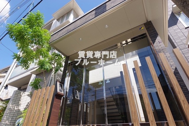 建物外観　軽量鉄骨天井下地階建ての物件！