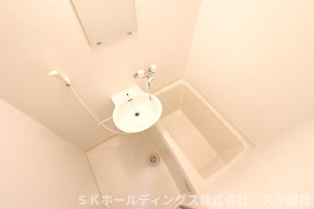 バス・シャワールーム　浴室乾燥機付きにより冬場でも洗濯物が安心して乾かせます。