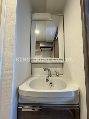 洗面設備　ゆったりとスペースのある洗面所