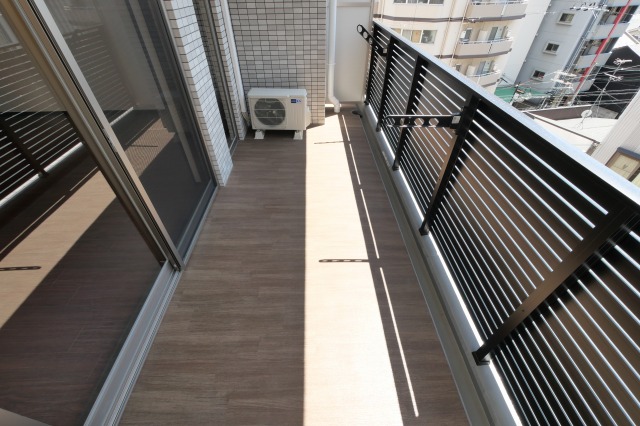 バルコニー　暖かな日差しのふりそそぐバルコニー