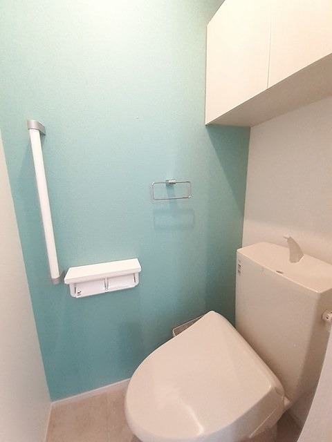 トイレ　ウォシュレット完備。