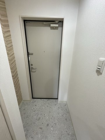 玄関　イメージとして同マンション他部屋を表示しています