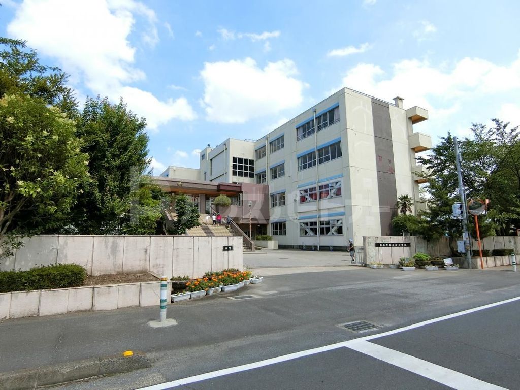 小学校　越谷市立西方小学校（小学校）まで1060m