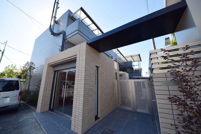 建物外観　★2015年大幅リノベーション・オートロック付マンションで…