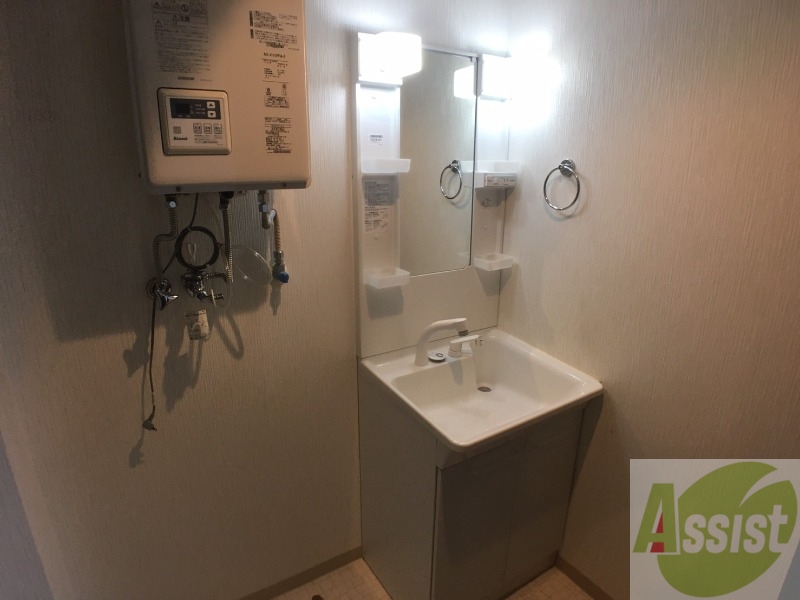 洗面設備　独立洗面台です。大きくてよいですね。シャンプーもできます。