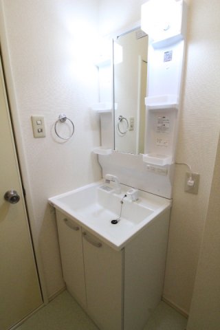 洗面設備　朝の支度にも助かる、独立の洗髪洗面化粧台