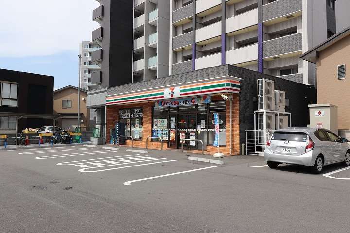 コンビニ　セブンイレブン（コンビニ）まで712m