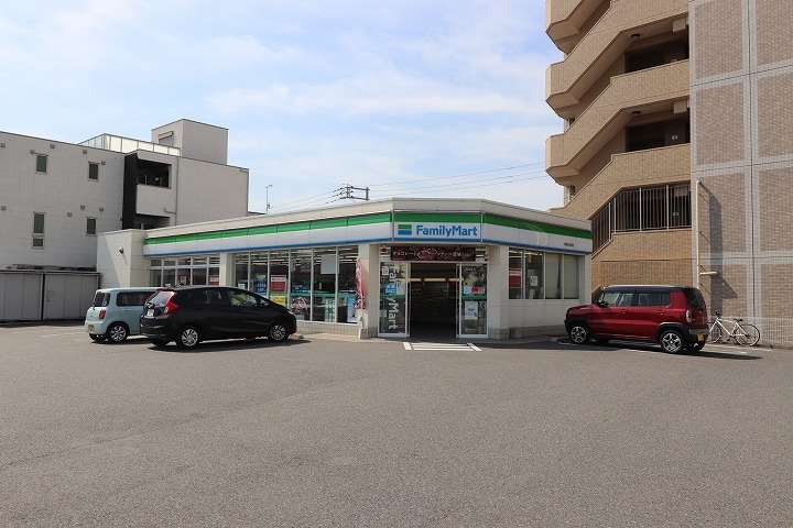 コンビニ　ファミリーマート（コンビニ）まで1055m