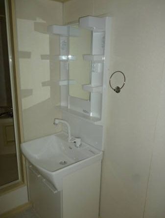 洗面設備　朝の身支度には欠かせない独立洗面化粧台　※参考写真です
