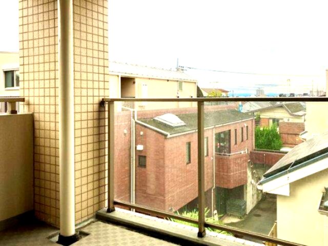 バルコニー　バルコニーからの眺めを楽しみながら食事をしませんか