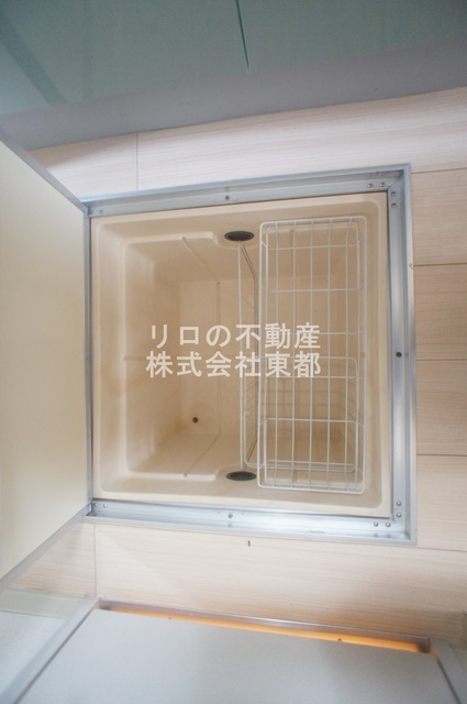 その他　非常食や食料を備蓄できる、便利な床下収納付です☆