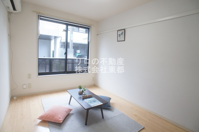 居室・リビング　ワイドな窓で通風、採光に優れたお部屋です！※家具付きではあり