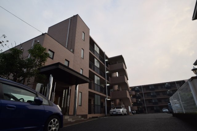 建物外観　広い敷地の大型賃貸マンション
