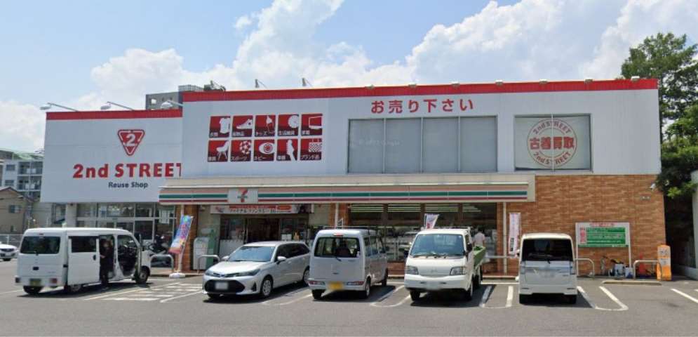 コンビニ　セブンイレブン（コンビニ）まで851m