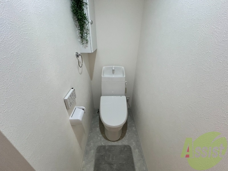 トイレ　トイレも全て白で統一され、清潔感がございます。