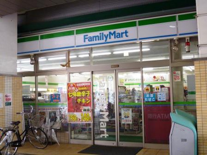 コンビニ　ファミリーマート 千歳船橋駅前店（コンビニ）まで654m