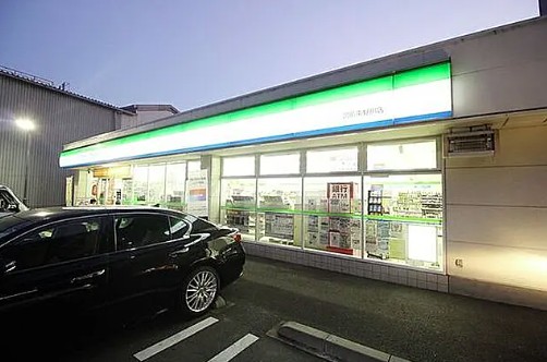コンビニ　ファミリーマート宮前初山店（コンビニ）まで880m