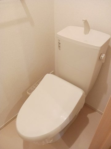 トイレ　落ち着いた色調のトイレです