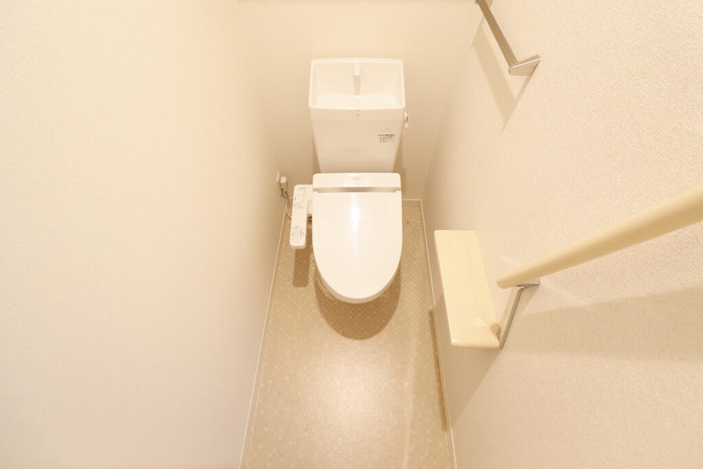トイレ　収納棚付き、温水洗浄便座付きのトイレです♪