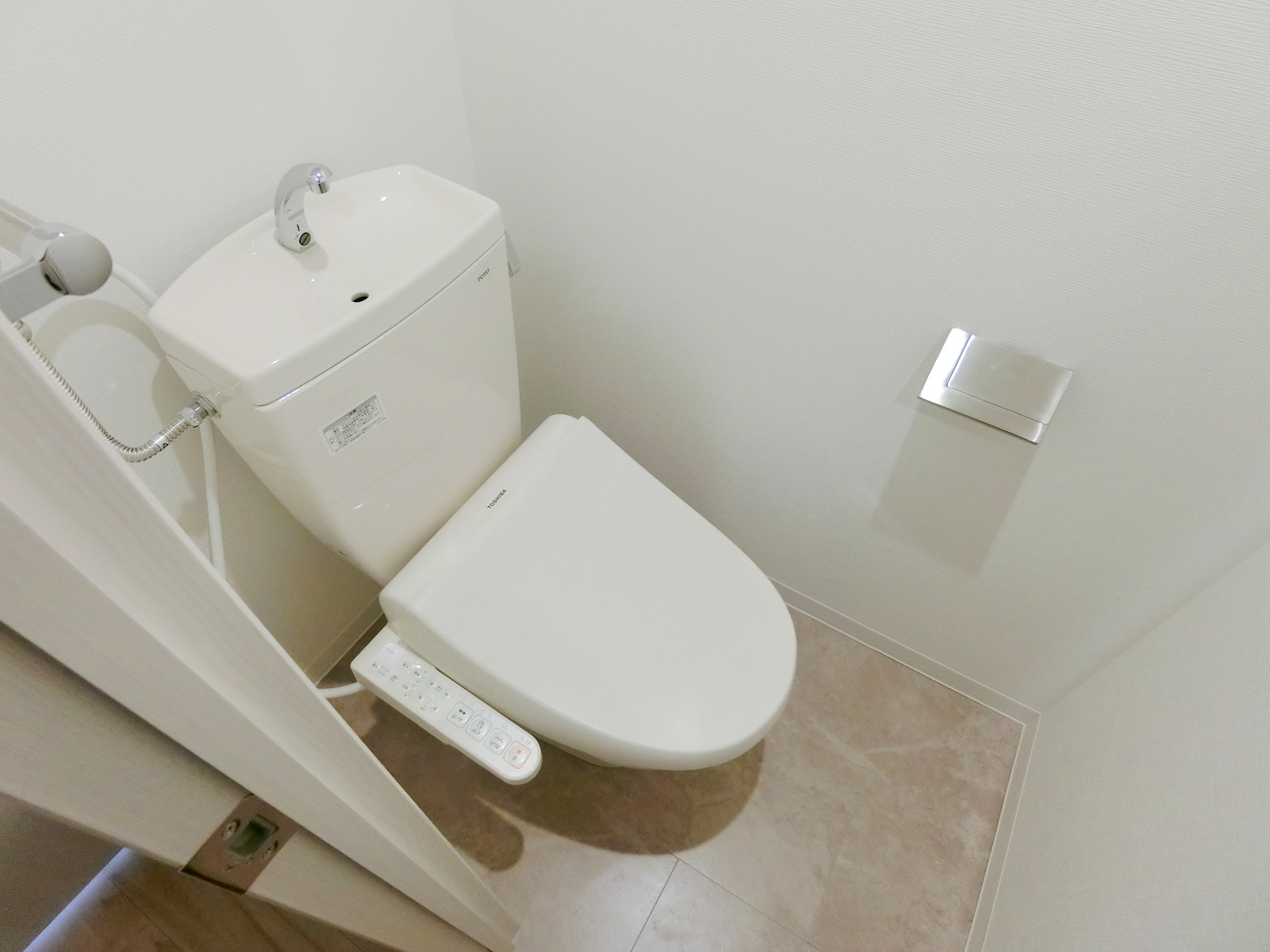 トイレ　トイレには人気のウォシュレットが設置されています！