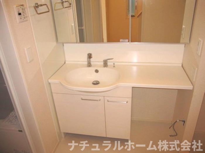 洗面設備　三面鏡で収納も広々♪