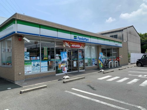 コンビニ　ファミリーマート 豊橋佐藤四丁目店（コンビニ）まで525m
