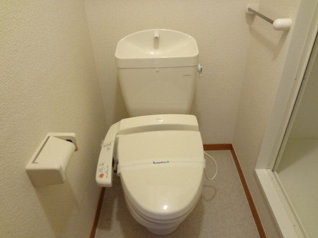 トイレ　うれしい温水洗浄便座付き！