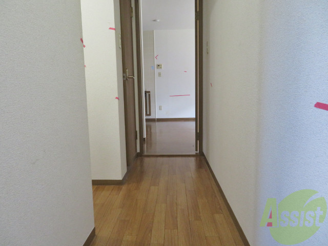 玄関　廊下の様子です。幅も狭くなく、利用しやすいですよ。