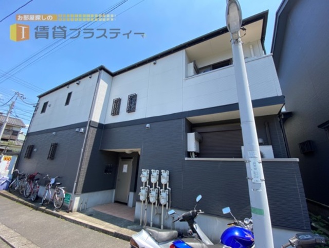 建物外観　ツートンカラーが目を惹きます。