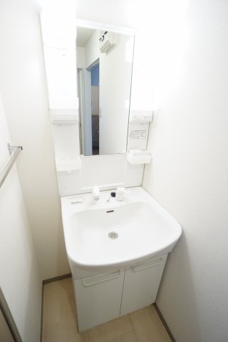 洗面設備　※同物件、反転タイプの写真です。