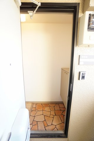 玄関　※同物件、反転タイプの写真です。
