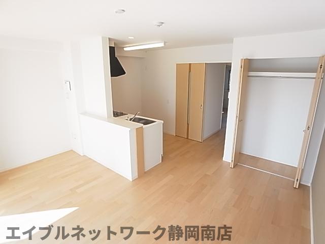居室・リビング　こちらのリビングで趣味の時間をお楽しみください