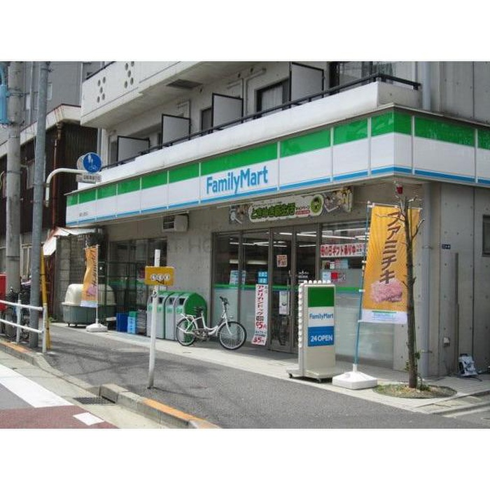 コンビニ　ファミリーマート新宿上落合店（コンビニ）まで218m