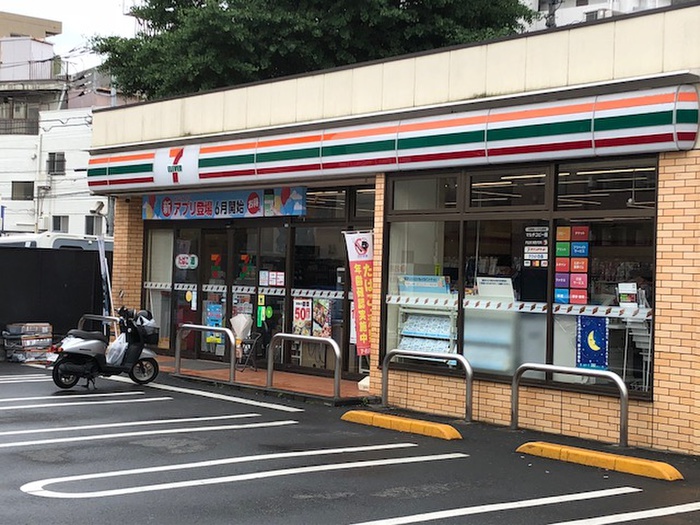 コンビニ　セブンイレブン新宿下落合駅北店（コンビニ）まで320m