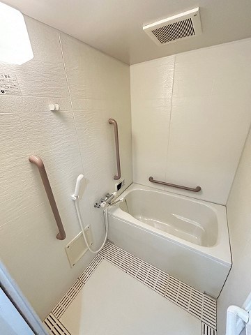 バス・シャワールーム　落ち着いた空間のお風呂です