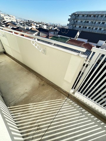 バルコニー　外からの目が気にならないバルコニーで洗濯物が干せます