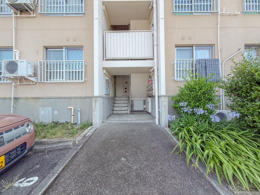 地下鉄西神・山手線 伊川谷駅 バス乗車時間：15分 最寄りバス停で下車 徒歩1分 5階建 築54年の外観写真