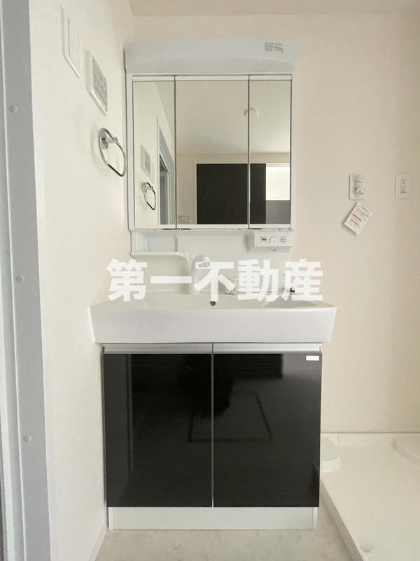 洗面設備　三面鏡化粧台
