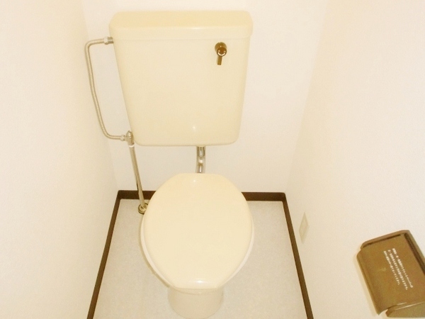 トイレ　温水洗浄便座付きのトイレです♪