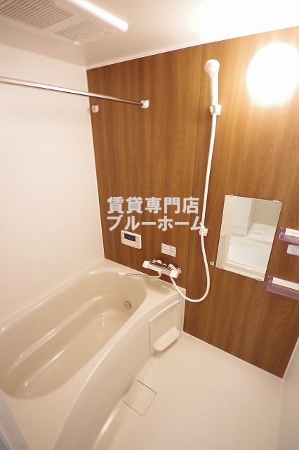 バス・シャワールーム　浴室乾燥機・追炊き機能付きのお風呂！