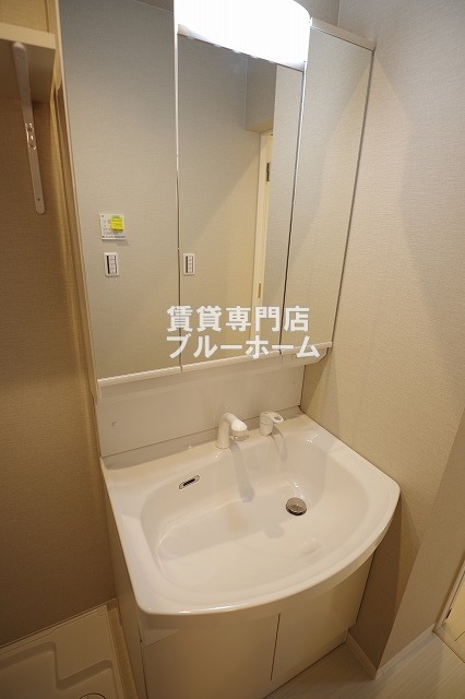 洗面設備　三面鏡独立洗面台！