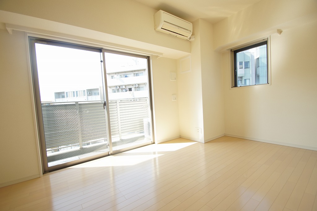 居室・リビング　落ち着いた色合いの床材を使用した居住空間です。