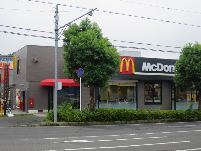 飲食店　マクドナルド成田ニュータウン店（飲食店）まで100m