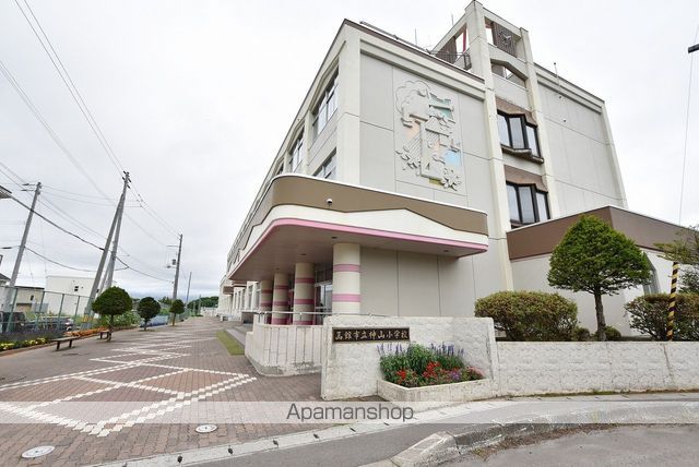 小学校　神山小学校（小学校）まで628m