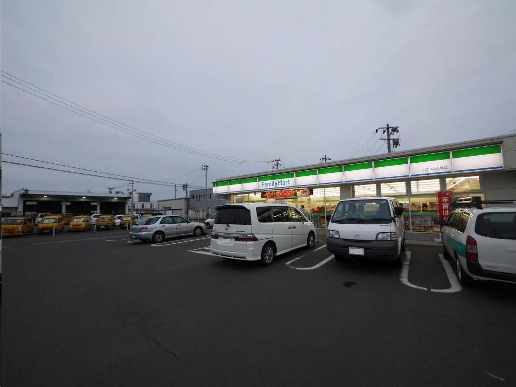 コンビニ　ファミリーマート六丁目左近堀店（コンビニ）まで207m