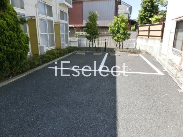 駐車場　建物前面は駐車場です。