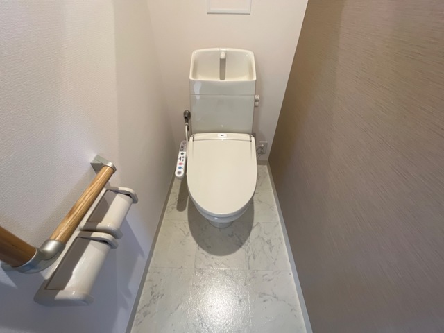 トイレ　温水洗浄便座付きトイレ