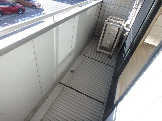 バルコニー　暖かな日差しのふりそそぐバルコニー