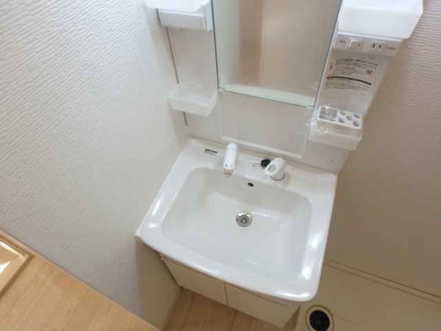 洗面設備　明るい洗面所です
